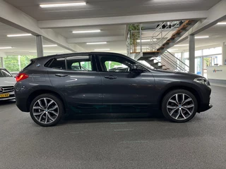 BMW X2 SDrive18i Executive / NL-auto / Navigatie / 5