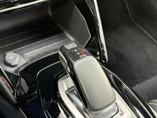 Peugeot e-2008 GT Pack 50 kWh 136PK Automaat Navigatie, Achteruitrijcamera, Keyless, Stoelverwarming, Adaptieve Cruise Control / 33