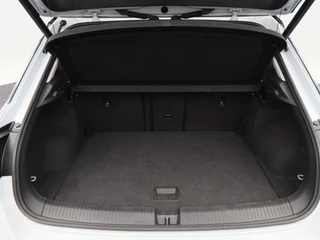 Volkswagen T-Roc 1.5 TSi Sport 150 Pk | Trekhaak | Adaptive Cruise | Camera | CarPlay | Panorama dak | 17 Inch | 159.197 Km !! / 17