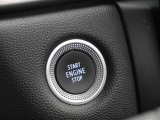 Renault Captur 1.6 E-Tech Plug-in Hybrid 160 Intens | Panorama dak | Achteruitrijcamera | Lichtmetalen velgen | Navigatie | Cruise control | Stoelverwarming | / 25