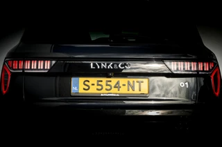 Lynk & Co 01 1.5 Plug-in Hybrid 262 Pk I Black Pack 360 Camera | Panoramadak I 75 km Elektrisch I NL Auto I 20 inch. LMV l 1e eigenaar / 36