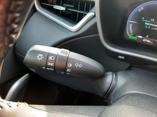 Toyota Corolla Cross 2.0 HYBRID FIRST EDITION BLIND-SPOT ELEK-ACHTERKLEP KEYLESS LM-VELGEN PARK-SENSOREN APPLE/ANDROID STOELVERW DRAADLOOS-LADEN AD-CRUISE BLUETOOOTH DAB+ / 19