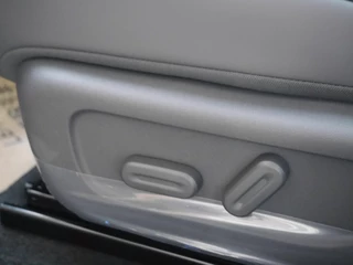 Leapmotor B05 ProMax Design 67.1 kWh | Panoramadak | Elektrisch verstelbare stoelen | Stuurwiel verwarming | Apple carplay/Android auto | Sfeerverlichting | Regensensor | Privacyglas | 19 inch lichtmetalen velgen / 17