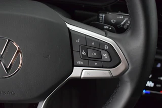 Volkswagen T-Roc 1.5 TSI 150pk DSG R-Line Business+ Black Style Trekhaak Camera IQ.Light Panoramadak Virtual Cockpit Navigatie / 22