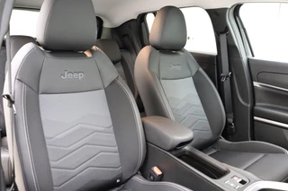 Jeep Avenger Altitude 54 kWh | Adaptive Cruise control | Climate control | Camera | 18" Lichtmetalen velgen | Getint glas | Keyless | Bluetooth | Draadloze telefoonlader / 17