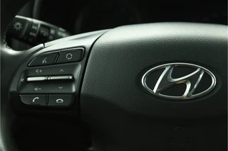 Hyundai Kona 1.0T Premium  - Elektrische Stoelen - Trekhaak - Stoelverwarming - Achteruitrijcamera - Climate Control - Apple Carplay/Android Auto - Virena Zekerheidspakket t.w.v. €895,- / 25