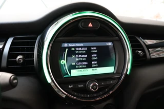 MINI Cooper S Cabrio Chili Automaat  / Navigatiesysteem / Leder / Climate Control / Harman Kardon / Parkeersensoren / LED / Sportstoelen / Windscherm / Cruise Control / 17 Inch / Lichtpakket / Bluetooth / 26