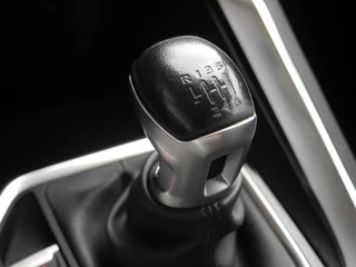 Peugeot 3008 1.2 PureTech Première | Elektrisch bedienbare achterklep | 19 inch velgen | Keyless entry en start | Dealer onderhouden | Navigatie | Zwart Dak | Climate control / 27