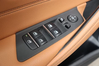 BMW 5 Series Touring 530i High Executive Luxury Line Automaat  / Navigatiesysteem Professional / Panoramadak / Trekhaak / Comfortstoelen / Driving Assistant Plus / Adaptieve LED-koplampen / Hifi / Stuurwielrand Verwarmd / Achteruitrijcamera / Head-Up Display / Stoelverwarming / 29