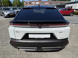 Toyota C-HR+ EXECUTIVE AWD 77 kWh NIEUW & DIRECT LEVERBAAR!! PREMIUM PACK PANO-DAK BLIND-SPOT PARK-SENSOREN 360° CAMERA STOEL/STUURVERW WARMTEPOMP EL-ACHTERKLEP / 7