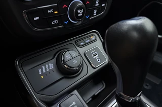Jeep Compass 4xe 240 Plug-in Hybrid Electric S Automaat | Lederen bekleding | Trekhaak | Camera | Keyless | Lichtmetalen velgen black | Climate control / 28