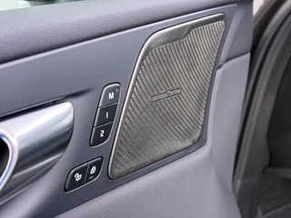 Volvo XC60 Plug-In Hybrid AWD T6 Plus Dark Recharge ADAPT. CRUISE CONTROL | STUUR & STOEL VERWARMING | PANORAMA DAK | 360 GRADEN CAMERA | ELEK. STOELEN MET GEHEUGEN | HARMAN/KARDON AUDIO / 19