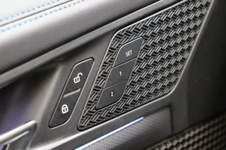 BMW X1 sDrive20i Executive M Sport Pakket Automaat  / Live Cockpit Professional / Shadow Line / Comfort Access / Head-Up Display / Adaptieve LED / 18 Inch / Parking Assistant Plus / Innovation Pack / Elektrisch Verstelbare Voorstoelen / Extra Getint Glas / 26