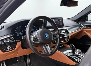 BMW 5-serie Touring 530e Executive M-SPORT - LEER - ACC - STOELVERWARMING / 19