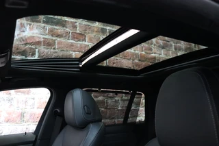 BMW 3 Serie Touring 330e High Executive M Sport Pakket Automaat  / Live Cockpit Professional / SOH 93 % / Driving Assistant / Panoramadak / Trekhaak / Leder / Harman Kardon / Innovation Pack / Parking Assistant / Travel Pack / Curved Display / 19 Inch / Shadow Line / 26