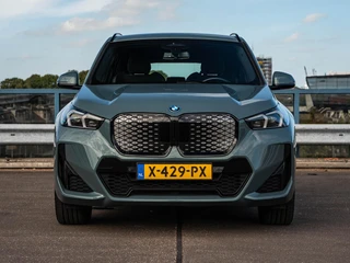 BMW iX1 eDrive20 67 kWh M Sport | SOH 100% | Trekhaak | Harman/Kardon | Keyless | LED | Camera | Navigatie | 18" / 6