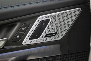 BMW iX1 xDrive30 67 kWh // 99,2% SoH | M-Sport | Panoramadak | Harman Kardon | HUD | 360 CAM | Massage| Elek. + Memory | Sfeerverlichting / 7