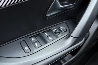 Peugeot 2008 1.2 Turbo 100 Allure | Adaptive Cruise Control | Draadloos Apple Carplay & Android Auto | Parkeersensoren voor & achter | 17'' Lichtmetalen velgen | Full LED / 17