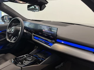 BMW i5 eDrive40 84 kWh  Head-Up ACC PDC Trekhaak M-Sport Leder 24 Maanden garantie* (Vraag naar de voorwaarden) / 12