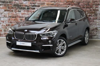 BMW X1 sDrive20i High Executive xLine Automaat  / Navigatiesysteem Plus / Trekhaak / Achteruitrijcamera / Leder / Head-Up Display / 18 Inch / 18 Inch / Stoelverwarming / Extra Getint Glas / Lichtpakket