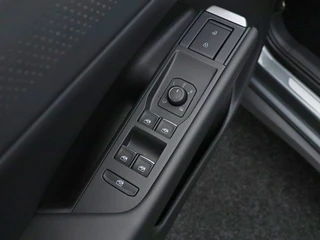 Volkswagen T-Roc 1.5 eTSI R-Line Elek. Trekhaak | Stuur-/stoelverwarming | Verlichte logo's / 23