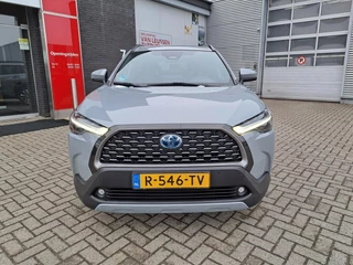 Toyota Corolla Cross 2.0 HYBRID 184PK FIRST-EDITION BLIND-SPOT EL-ACHTERKLEP LM-VELGEN KEYLESS PARK-SENSOREN STOELVERW DRAADLOOS-LADEN AD-CRUISE BLUETOOTH / 2