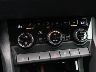 Skoda Karoq 1.5 TSi 150 Pk Automaat Sportline Business | Trekhaak | Stoel/Stuurverwarming | Panorama dak | Matrix LED | Camera | CarPlay | Parkeersensoren | 18 Inch | 50.137 Km !! / 33