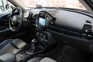 MINI Clubman Cooper Salt Business Automaat  / Navigatiesysteem / Panoramadak / 17 Inch / Apple CarPlay / Chrome Line / Head-Up Display / Climate Control / Bluetooth / Cruise Control / 19