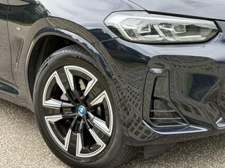 BMW IX3 M SPORT pakket 80 kWh, panoramadak, SOH 98,2 %,vol opties, 1 e eigenaar,conjac sport leder, Origineel NL auto met nap / 7