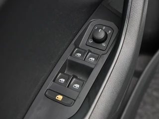 Skoda Karoq 1.5 TSi 150 Pk Automaat Sportline Business | Trekhaak | Stoel/Stuurverwarming | Panorama dak | Matrix LED | Camera | CarPlay | Parkeersensoren | 18 Inch | 50.137 Km !! / 21