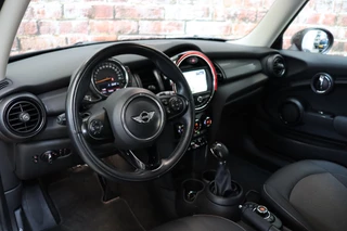 MINI Cooper Hatchback Pepper Business Automaat 3 deurs  / Navigatiesysteem / Cruise Control / Achteruitrijcamera / Comfort Access / Bluetooth / Climate Control / Lichtpakket / Parkeersensoren  / 16 Inch / Chrome Line / 13