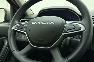 Dacia Duster 1.3 TCe 150 Journey Automaat | Navigatie | Camera | Keyless | Dakrails | Weinig kilometers | Hoge instap | Lichtmetalen velgen / 19