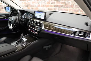 BMW 5 Serie Touring 540i xDrive High Executive Automaat  / Harman Kardon / Adaptief Onderstel / Driving Assistant / Achteruitrijcamera / Navigatie Professional / Cruise Control / Sportstoelen / Parking Assistant / Zonnescherm / Climate Control / 18 Inch / Stoelverwarming voor+achter / 17