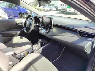 Toyota Corolla Touring Sports 1.8 Hybrid Style TREKHAAK BLIND SPOT STOEL/STUURVERW PARK-SENSOREN HEAD-UP EL-ACHTERKLEP APPLE/ANDROID 16'' LM-VELGEN AD-CRUISE CLIMA / 2