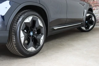 BMW iX3 High Executive 80 kWh Automaat  / Driving Assistant Professional / SOH 97% / Live Cockpit Professional / Trekhaak / Panoramadak / Adaptief Onderstel / Leder / Harman Kardon / Shadow Line / Head-Up Display / Adaptieve LED-koplampen / DAB / 20 Inch / 6