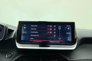 Peugeot 2008 1.2 PureTech Blue Lease Allure 130 PK | Handgeschakeld | Trekhaak | Navigatie | Climate Control | Airco | Cruise Control | Camera | Licht Metalen Velgen / 22