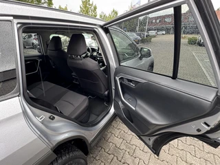Toyota RAV4 2.5 Hybrid AWD DYNAMIC 1650KG TREKGEW STOELVERW PARK-SENSOREN NAVI CAMERA APPLE/ANDROID LM-VELGEN / 19