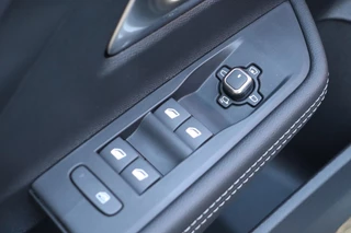 Opel Astra Electric 58 kWh Ultimate / Pano / Suede / 9
