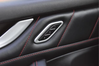 Maserati Levante 3.0 V6 AWD GranLusso 350 pk Facelift Driver ass.Pack 1 | Open dak | Harman/Kardon | Camera | Luchtvering | Carplay | Keyless | DAB | Full LED | 20" / 17