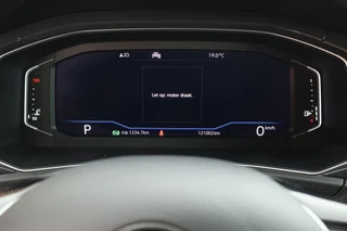 Volkswagen T-Roc 1.5 TSI 150pk DSG Sport Trekhaak Stoelverwarming Camera Keyless Navigatie / 30