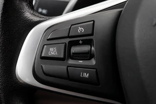 Bmw X1 sDrive20i Orange Edition 192PK Pano | Leder | HUD | Stoelverwarming / 22