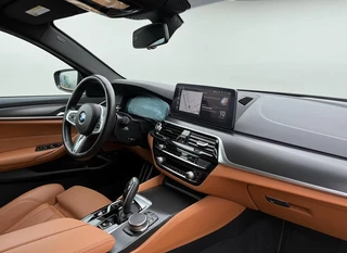 BMW 5-serie Touring 530e Executive M-SPORT - LEER - ACC - STOELVERWARMING / 18