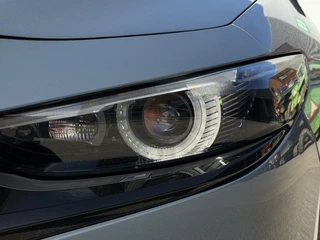 Mazda 3 2.0 e-SkyActiv-G M Hybrid 122 Comfort met Bose | Apple Carplay / Android Auto | Navigatiesysteem | Licht + Regensensor | Elektrisch Verstelbare Bestuurderstoel  | Stoel + Stuurverwarming | Parkeersensoren Voor + Achter | Camera Achter | 18"Lichtmetalen velgen | Lederen Bekleding | Cruise Control Adaptief / 10