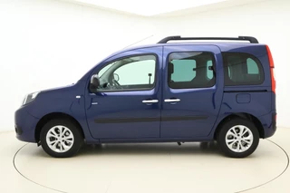 Renault Kangoo Family Rolstoelbus | Invalide vervoer | Rolstoelsauto handgeschakeld | Rolstoellift | Airco | Verlaagde vloer achterin | Oprijplaat of elektrische rolstoellift | 3-punts rolstoelgordelsysteem | Elektrische spanbanden | Extra lange veiligheidsgordels | Antislip-oprijplaat | Rolstoelplaats achter bestuurder/passagier | Versterkte vloerconstructie / 6