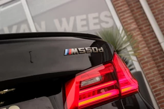 BMW 5-serie M550d xDrive High Executive | 2e eigenaar | Driving Assistant Plus | Innovation pakket | Stoelverwarming & -ventilatie | Stuurverwarming | Harman-kardon | 360 camera / 65