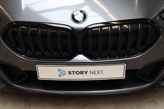 BMW 2 Serie Gran Coupé 218i High Executive M Sport Pakket Automaat  / Live Cockpit Professional / Panoramadak / Stoelverwarming / 18 Inch / Climate Control / Parkeersensoren / Bluetooth / DAB / Cruise Control / Lichtpakket / Extra Getint Glas / LED / 10