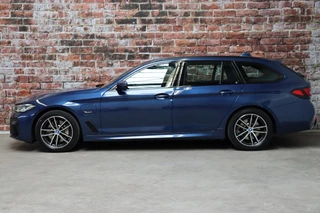 BMW 5 Serie Touring 530e High Executive M Sport Pakket Automaat  / Live Cockpit Professional / SOH 87% / Panoramadak / Trekhaak / Driving Assistant Professional / Comfortstoelen / Laserlight / Head-Up Display / Adaptief Onderstel / DAB / Parking Assistant / Hifi / 4