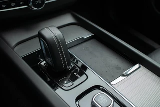 Volvo XC60 2.0 T6 PHEV Long range AWD R-Design|360 Camera|Trekhaak|Harmann|HUD|Stoel+Stuurverwarming| / 40