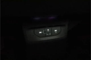 Kia EV6 Light Edition 63 kWh - SOH 99,7%  - Navigatie - Adaptive Cruise Control - Stoel/Stuur verwarming - Apple Carplay/Android Auto - Fabrieksgarantie tot 02-2032 / 50