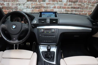 BMW 1 Series Cabrio 118i High Executive M Sport Pakket  / Navigatie Professional / Xenon / Leder / Hifi / Stoelverwarming / Climate Control / Lichtpakket / Windscherm / 18 Inch / Cruise Control / Bluetooth / 17